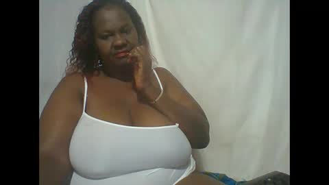 Snapshot of lovebigmelon chatting on 10.12.25 Lynn online show from 10.12.25