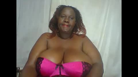 Snapshot of lovebigmelon chatting on 11.01.25 Lynn online show from 11.01.25