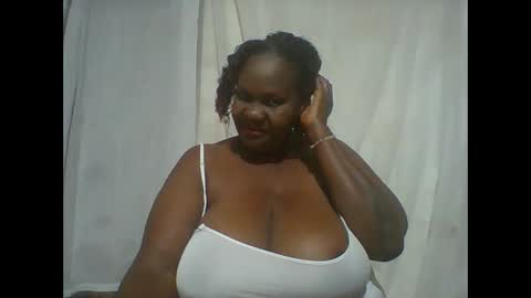 Snapshot of lovebigmelon chatting on 11.03.25 Lynn online show from 11.03.25