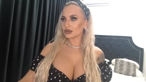 Snapshot of lovelyblondyxxx chatting on 12.11.24 PrAllinXXXa online show from 12.11.24