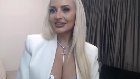 Snapshot of lovelyblondyxxx chatting on 01.15.25 PrAllinXXXa online show from 01.15.25