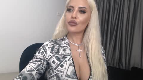 Snapshot of lovelyblondyxxx chatting on 01.18.25 PrAllinXXXa online show from 01.18.25