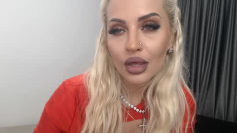 Snapshot of lovelyblondyxxx chatting on 01.18.25 PrAllinXXXa online show from 01.18.25