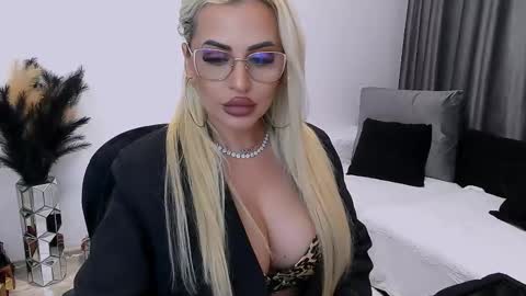 Snapshot of lovelyblondyxxx chatting on 10.27.25 PrAllinXXXa online show from 10.27.25