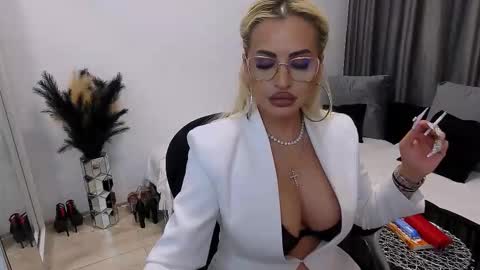 Snapshot of lovelyblondyxxx chatting on 10.27.25 PrAllinXXXa online show from 10.27.25