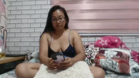 Snapshot of lovelyquey chatting on 01.05.25 Angelquey online show from 01.05.25