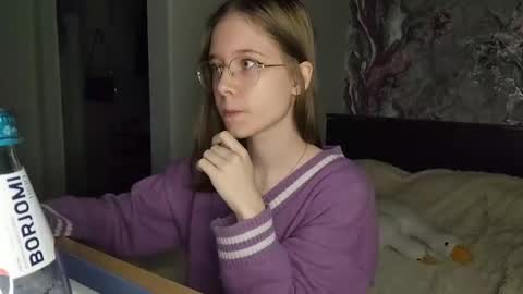 Snapshot of lowress chatting on 03.11.25 Karmell online show from 03.11.25