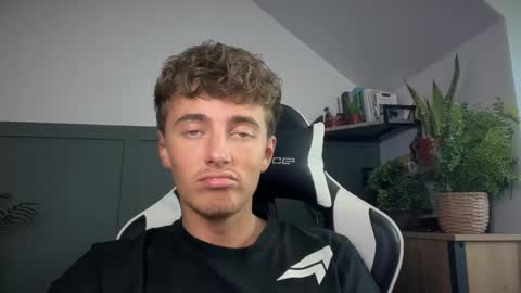 Snapshot of luciancrowe chatting on 09.08.25 Lucian online show from 09.08.25