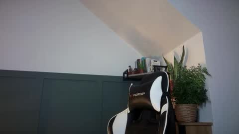 Snapshot of luciancrowe chatting on 09.09.25 Lucian online show from 09.09.25