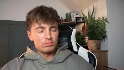 Snapshot of luciancrowe chatting on 09.10.25 Lucian online show from 09.10.25