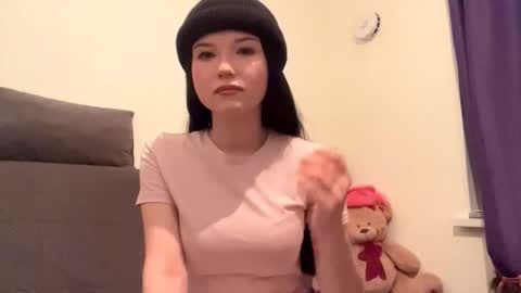 Snapshot of lucreciatout chatting on 11.26.25 Senya online show from 11.26.25