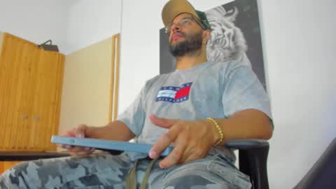 Snapshot of luke__09 chatting on 10.04.25 LUKE online show from 10.04.25
