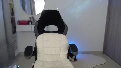 Snapshot of luna_mails chatting on 10.09.25 Luna online show from 10.09.25