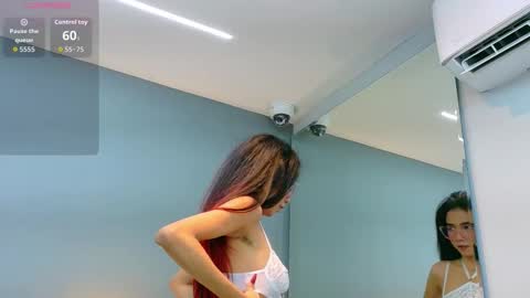 Snapshot of luna_roja25 chatting on 09.12.25 LUNA online show from 09.12.25