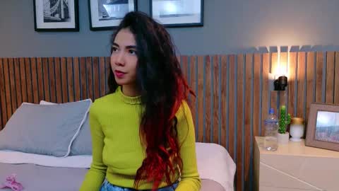 Snapshot of luna_roja25 chatting on 10.01.25 LUNA online show from 10.01.25