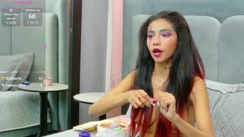 Snapshot of luna_roja25 chatting on 10.08.25 LUNA online show from 10.08.25
