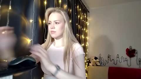 Snapshot of lunapeony chatting on 12.04.25 lunapeony online show from 12.04.25