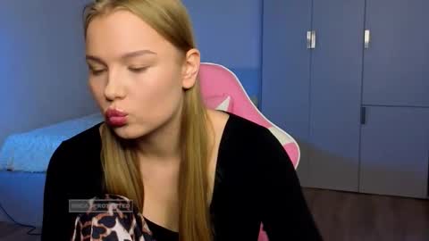 Snapshot of lunar_flare chatting on 11.07.25 Luna online show from 11.07.25