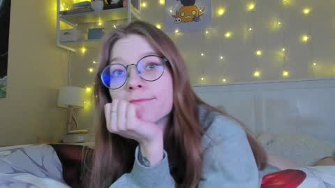 Snapshot of lunar_sofia chatting on 01.12.25 Sofia online show from 01.12.25