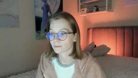 Snapshot of lunar_sofia chatting on 09.19.25 Sofia online show from 09.19.25