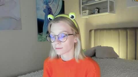 Snapshot of lunar_sofia chatting on 10.13.25 Sofia online show from 10.13.25