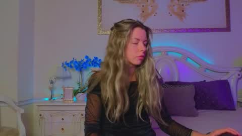 Luna Rishi online show from 10.17.25