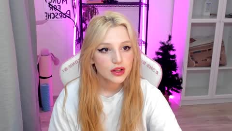 Snapshot of lunatale chatting on 01.08.25 Kate online show from 01.08.25