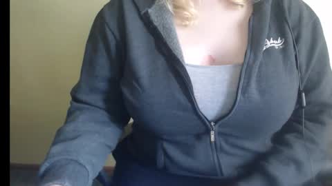 Snapshot of lunoviaxl chatting on 11.01.25 LunoviaXL online show from 11.01.25