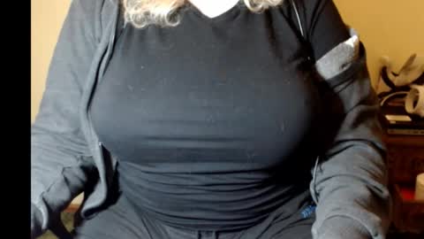 Snapshot of lunoviaxl chatting on 11.20.25 LunoviaXL online show from 11.20.25