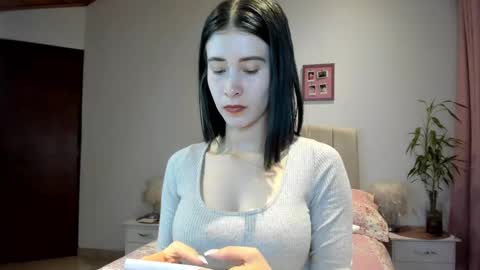Snapshot of macarena_vallejo_ chatting on 10.01.25 Macarena online show from 10.01.25