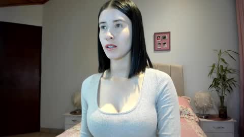 Snapshot of macarena_vallejo_ chatting on 10.11.25 Macarena online show from 10.11.25