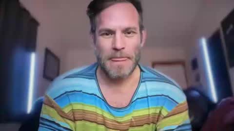 Snapshot of mackincaliallday chatting on 10.19.25 MackinCaliAllDay online show from 10.19.25