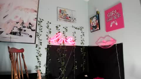 Snapshot of maddi_avalon chatting on 01.14.25 Maddi Avalon online show from 01.14.25