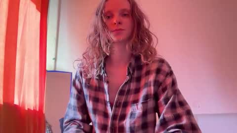 Snapshot of magic_mini_moon chatting on 09.19.25 Mikky or Moon online show from 09.19.25