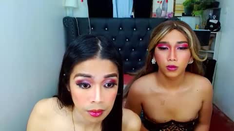 Snapshot of magnificenttranny chatting on 11.16.25 BELLA AND HANA online show from 11.16.25