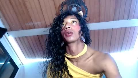 Snapshot of maidi_hot chatting on 02.21.25 Bella Maidi online show from 02.21.25