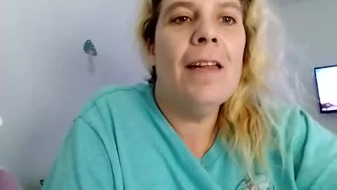 Snapshot of mandilube39 chatting on 01.06.25 mindy22 online show from 01.06.25