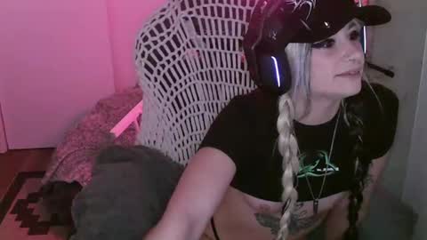 Snapshot of manicpixieslutt chatting on 11.20.25 manicpixieslutt online show from 11.20.25