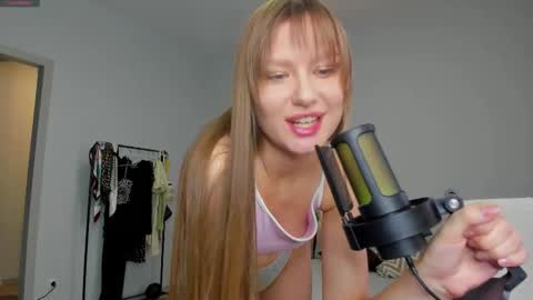 Snapshot of manita_misti chatting on 10.10.25 Manita online show from 10.10.25