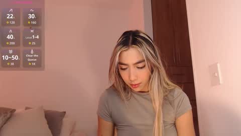 Snapshot of mariana_es chatting on 10.14.25 Mariana online show from 10.14.25