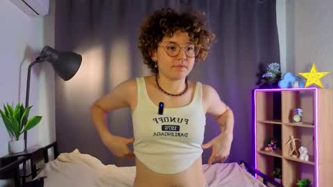 Snapshot of marianasica chatting on 11.26.25 Mariana online show from 11.26.25