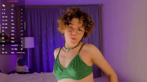 Snapshot of marianasica chatting on 11.29.25 Mariana online show from 11.29.25