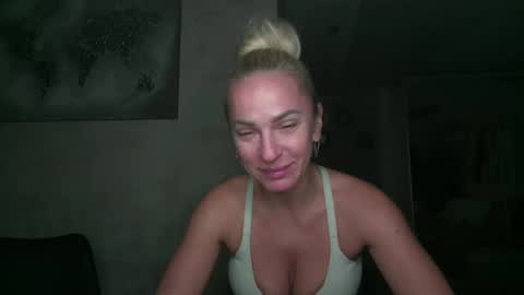 Snapshot of marianna1977 chatting on 10.23.25 marianna1977 online show from 10.23.25