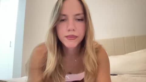 Snapshot of mariareev chatting on 09.19.25 mariareev online show from 09.19.25