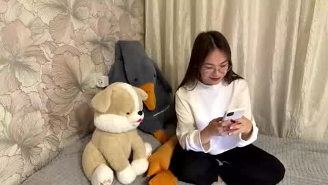Snapshot of marilynnwendelboe chatting on 11.26.25 Kira online show from 11.26.25