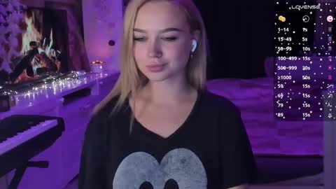 Snapshot of mary_romance chatting on 03.09.25 Mary online show from 03.09.25