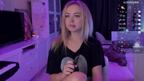 Snapshot of mary_romance chatting on 09.22.25 Mary online show from 09.22.25