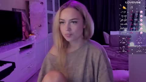 Snapshot of mary_romance chatting on 09.28.25 Mary online show from 09.28.25