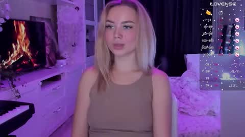 Snapshot of mary_romance chatting on 10.02.25 Mary online show from 10.02.25