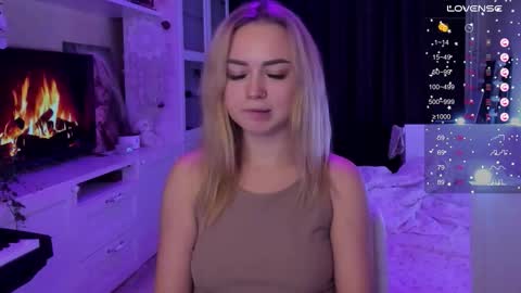 Snapshot of mary_romance chatting on 10.11.25 Mary online show from 10.11.25